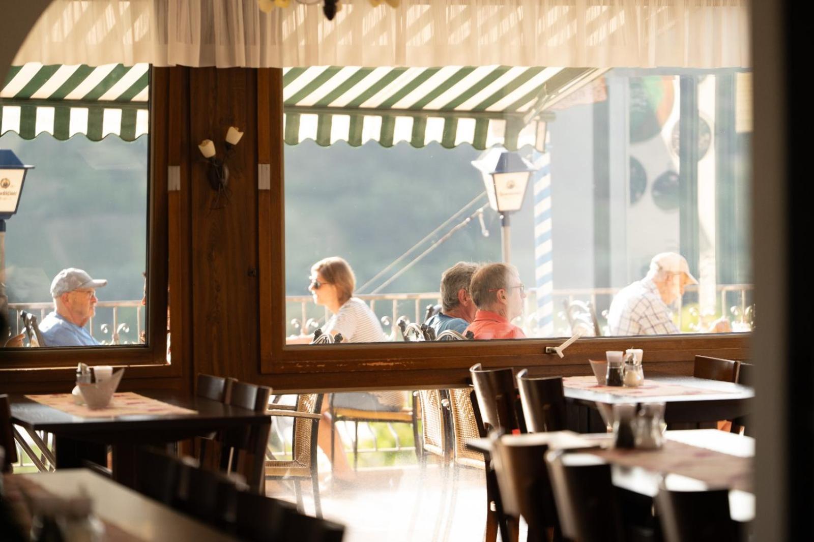 Hotel Restaurant Moselblick Wintrich Exteriör bild