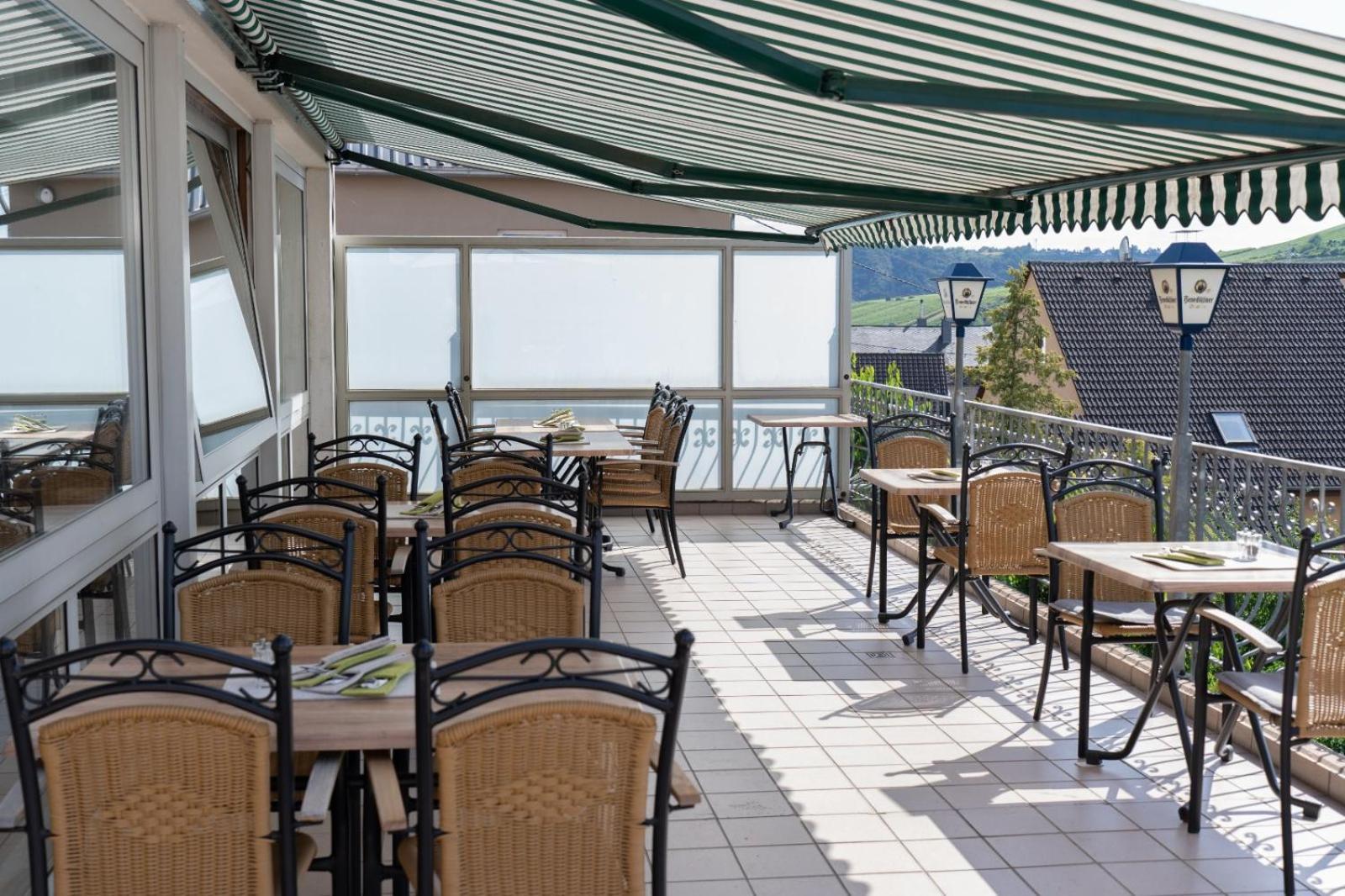 Hotel Restaurant Moselblick Wintrich Exteriör bild