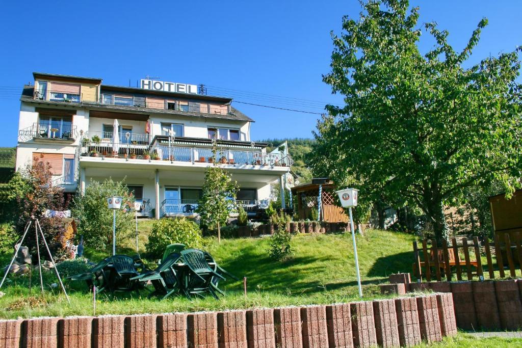 Hotel Restaurant Moselblick Wintrich Exteriör bild