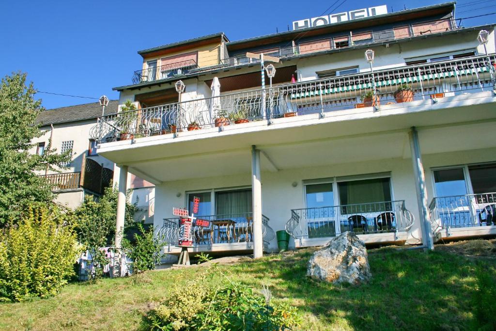 Hotel Restaurant Moselblick Wintrich Exteriör bild