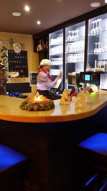 Hotel Restaurant Moselblick Wintrich Exteriör bild